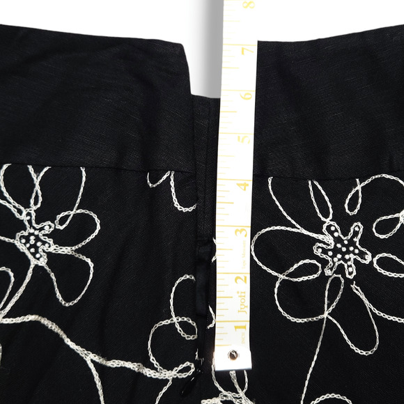 EUC Tweeds Linen Blend Flower Embroidery Lined Flare Skirt Sz. 8 Black White - Picture 7 of 8